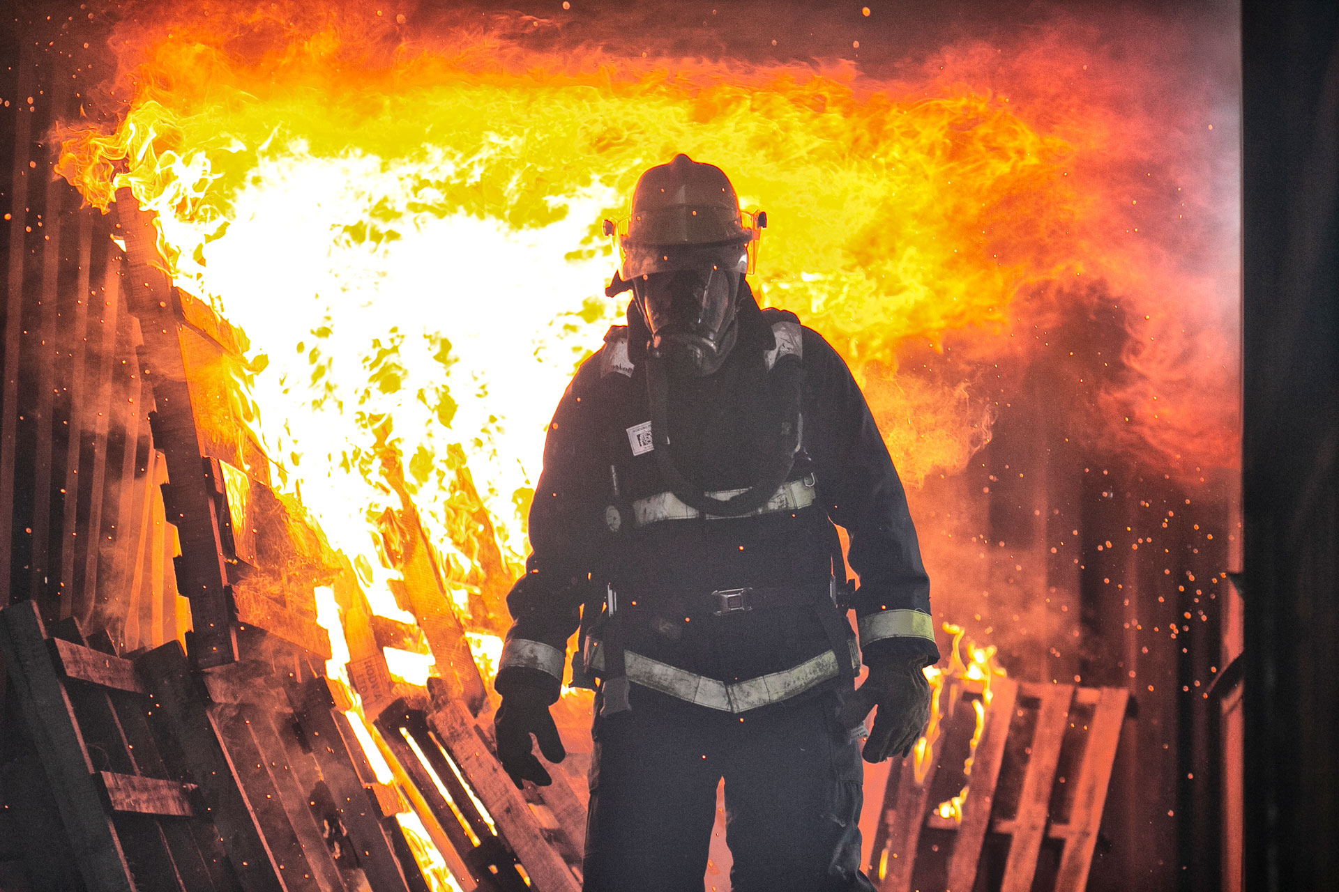 Aprende a controlar incendios y participa en rescates reales (estructuras, accidentes y materiales peligrosos).